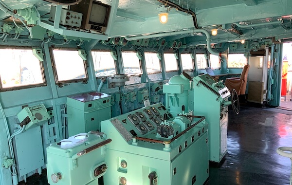 南極観測船ふじの操舵室