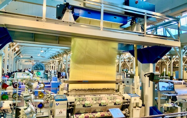 トヨタ産業技術記念館の繊維機械館の自動織機展示