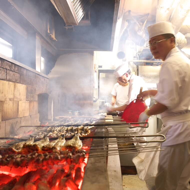 うなぎを焼き上げる職人